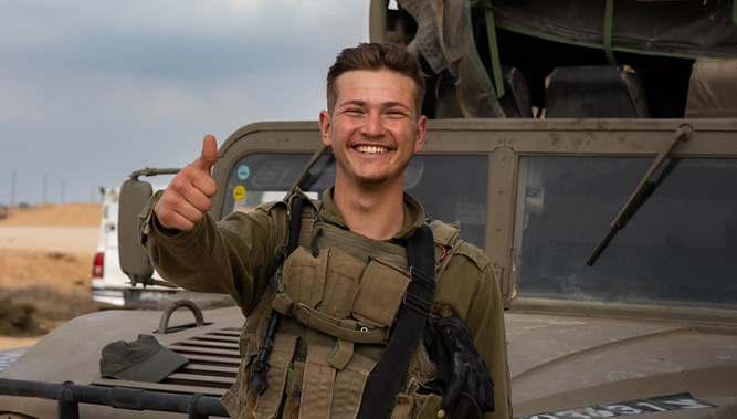 עומרי שורץ ז"ל. מתוך פרויקט 'חיילים מחייכים', צילום: officialmgphotos.