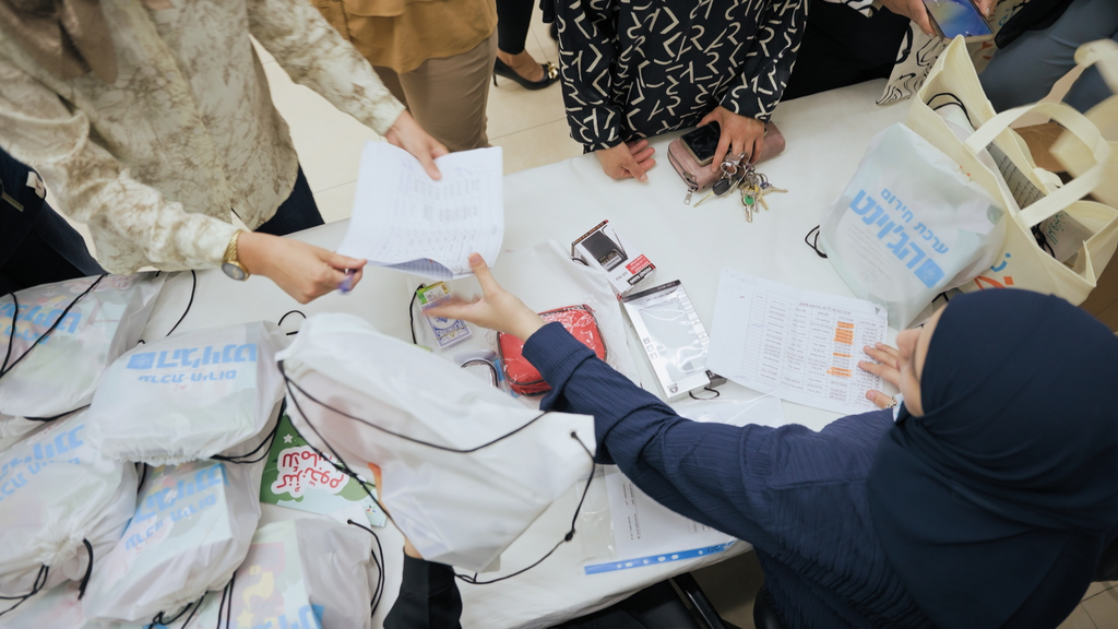 חלוקת ערכות חירום – כפר טורען. קרדיט צילום: אריאל חנין