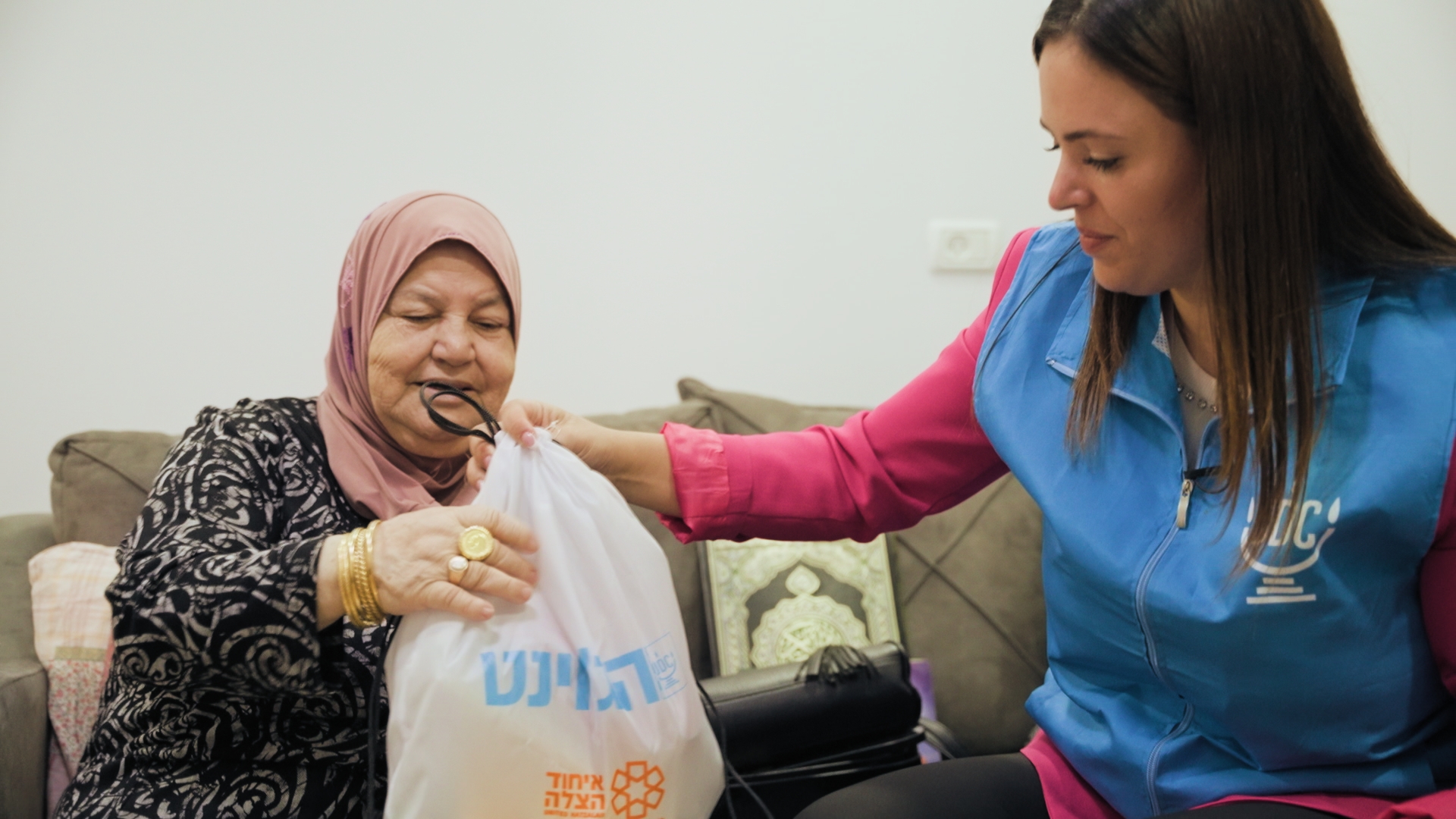 פאטמה מקבלת את ערכת החירום. קרדיט צילום: אריאל חנין
