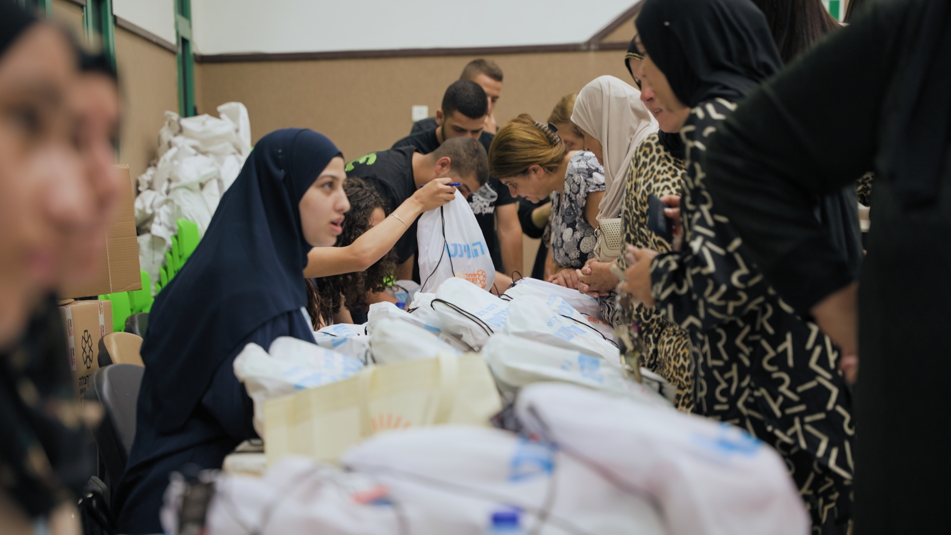חלוקת ערכות חירום – כפר טורען. קרדיט צילום: אריאל חנין