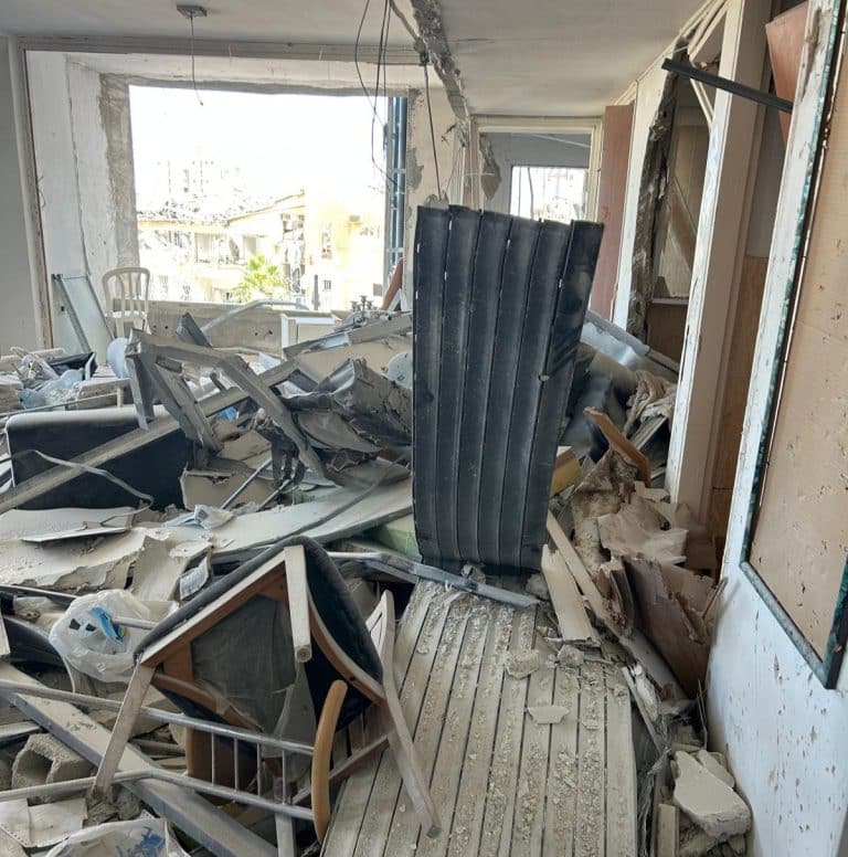 בית שנפגע מהדף טיל בבת ים. צילום: דניאלה ג'אנו.