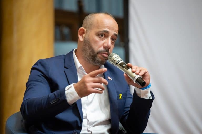 ישראל בהרצאה שלו על המלחמה, הפציעה והשיקום.