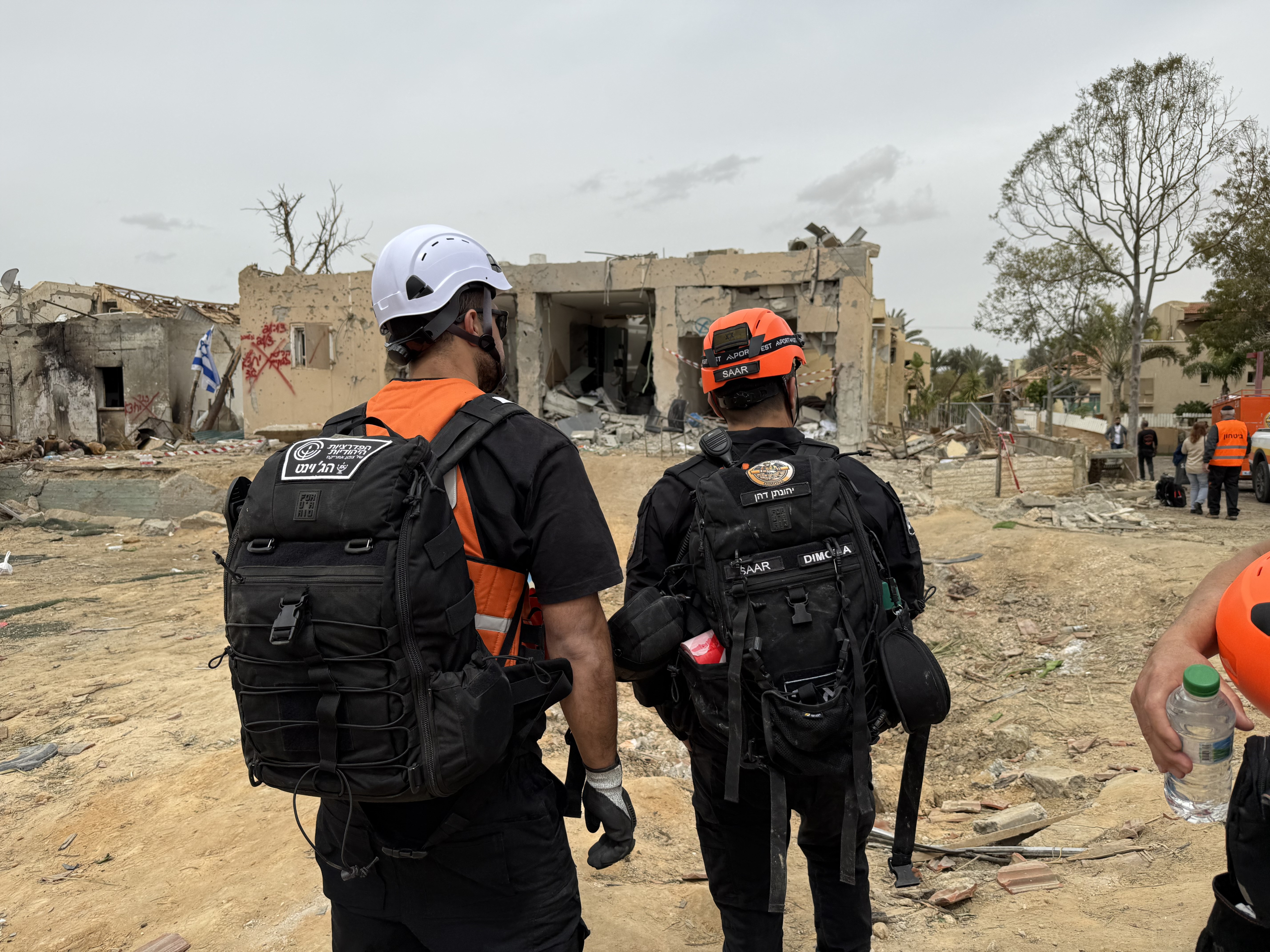 יחידת הסע"ר בדימונה בזירת הנפילה עם תיקי החילוץ. צילום: עדי קינן.