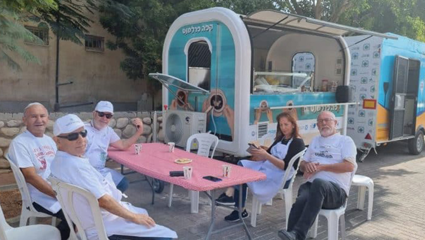 יום המתנדב – עגלת קפה באופקים