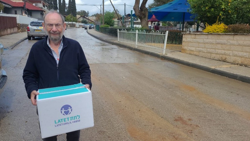 חלוקת סלי מזון בקריית שמונה על ידי ראובן דטנר משרת שנת שירות לאומי למבוגרים – אנובאנו.